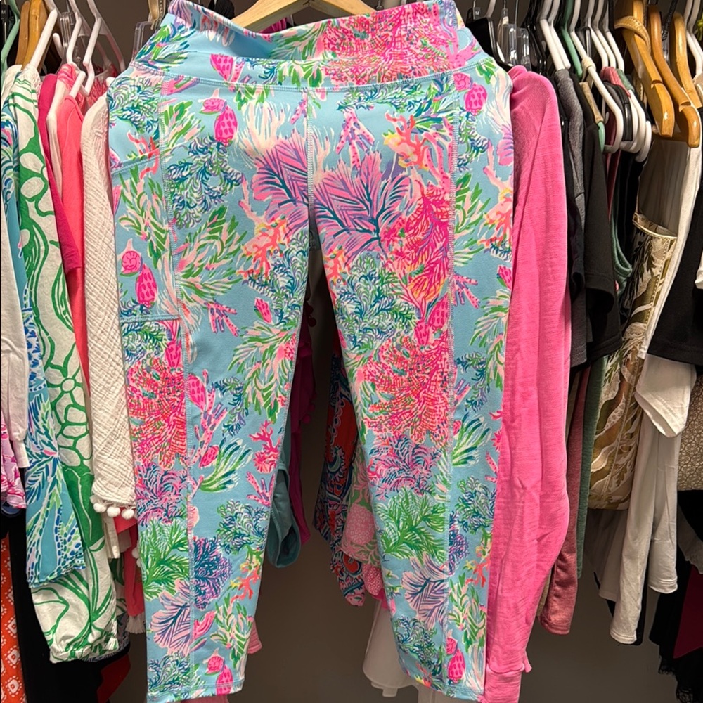 Lilly Pulitzer Weekender Leggings 💕🎉 - Picture 3 of 9